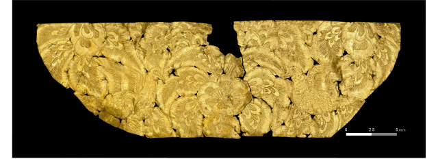 경주 동궁과 월지에서 발굴된 8세기 '선각단화쌍조문금박'의 전체 모습. 100원짜리 동전보다 작은 유물을 크게 확대했다. /사진제공=문화재청 국립문화재연구소
