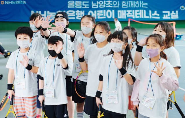 지난 14일 경상북도 울릉군 서면 테니스장에서 열린 '울릉도 어린이 매직테니스 교실'에 참여한 어린이들이 즐거운 시간을 보내고 있다.