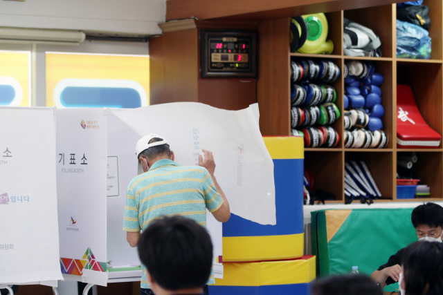 제8회 지방선거일인 1일 광주 남구 한 태권도장에 마련된 진월5투표소에서 투표가 진행되고 있다. / 연합뉴스
