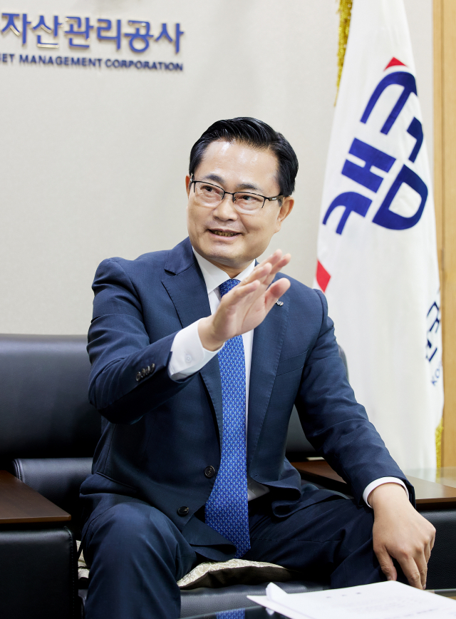 권남주 캠코 사장이 16일 서울 캠코양재타워에서 10월에 실시할 소상공인과 자영 업자의 채무 조정에 대해 설명하고 있다. 사진 제공=캠코