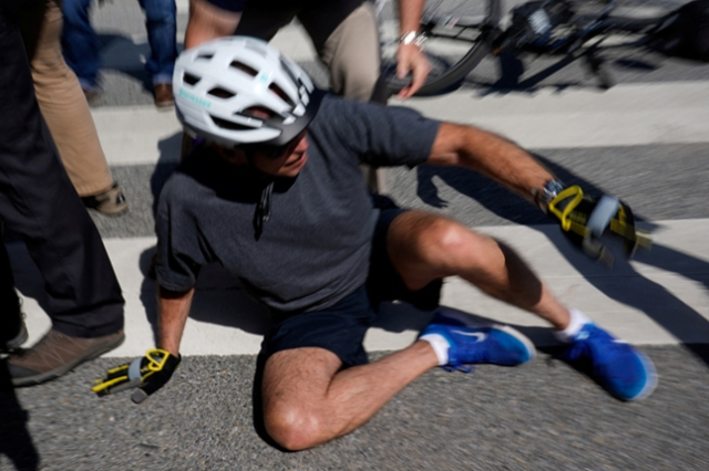 18일(현지 시간) 델라웨어주 레호보스 해변 인근에서 자전거를 타던 조 바이든 미국 대통령이 군중에게 다가가며 자전거를 멈추던 중 페달 클립에 발이 걸려 바닥에 넘어져 있다. 로이터연합뉴스