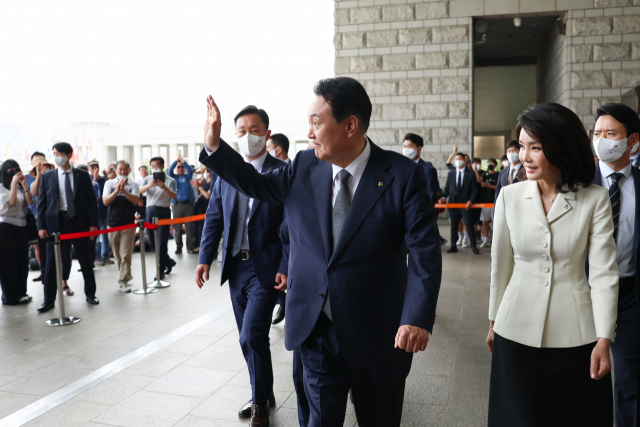 윤석열 대통령과 김건희 여사가 17일 서울 용산구 전쟁기념관에서 열린 국가유공자·보훈가족 초청 오찬을 마친 뒤 관람객들과 인사하고 있다. 사진=대통령실