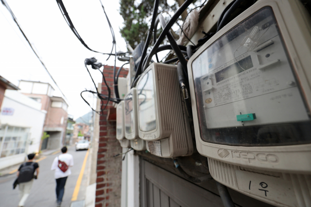 19일 서울 시내 한 건물의 전기계량기. 정부는 오는 21일 3분기 전기요금 인상안을 발표할 예정이다. /연합뉴스