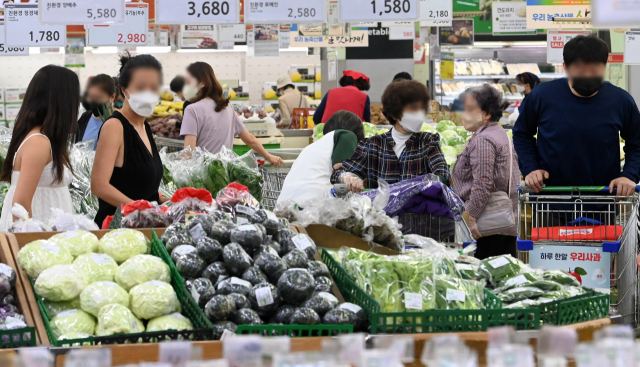 지난달 소비자물가 상승률이 전년 동월대비 5.4%로 13년 9개월 만에 가장 높은 수준을 기록하는 등 물가가 가파르게 오르고 있는 가운데 지난 17일 서울 시내 한 마트에서 시민들이 장을 보고 있다. 이날 기획재정부가 발간한 '최근 경제동향(그린북) 6월호'에서 