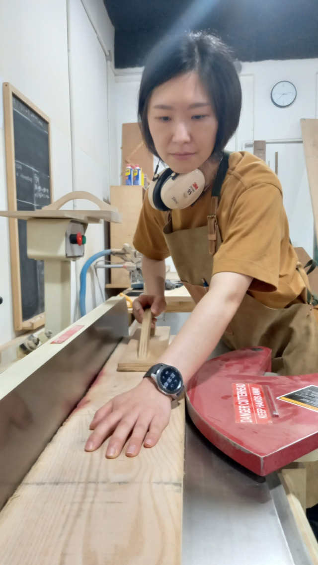 ‘여자 목수’ 함혜주 이리히스튜디오 대표가 가구를 만들기 위해 제재목을 다듬고 있다.