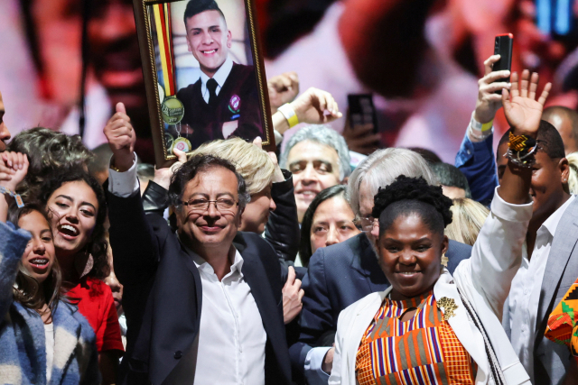 19일(현지 시간) 콜롬비아에서 구스타보 페트로(왼쪽) 대통령 당선인과 프란시아 마르케스(오른쪽) 부통령 당선인이 승리를 확정한 뒤 손을 흔들고 있다. 로이터연합뉴스