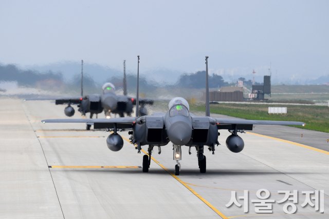 강력한 폭격능력을 자랑하는 우리 공군의 F-15K 전투기가 20일 청주기지에서 소링 이글(Soaring Eagle) 훈련을 위해 줄지어 출격하고 있다. 소링이글은 우리 공군이 단독으로 실시하는 대규모 전역급 공군종합훈련이다. 사진제공=공군