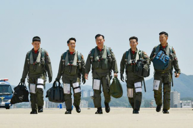 원인철(왼쪽 세번째) 합참의장이 지난달 31일 공군11전투비행단에서 F-15K 전투기 지휘비행을 마친 뒤 복귀하고 있다./사진제공=합동참모본부