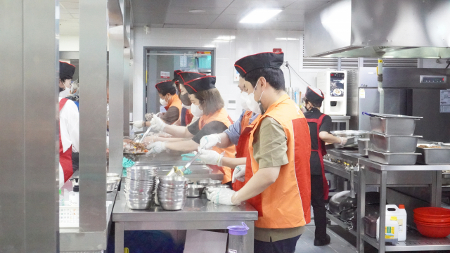 SK가스 직원들이 17일 경기 성남시 ‘안나의 집’에서 급식 봉사 활동을 진행하고 있다. 사진 제공=SK가스