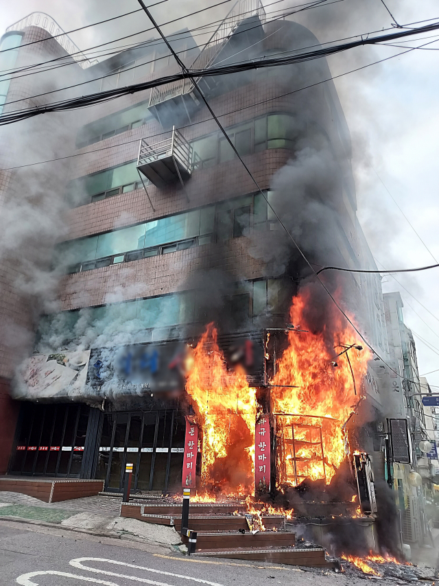 서울 관악구 신림동에 위치한 한 건물에서 불이 치솟고 있다. 관악소방서 제공