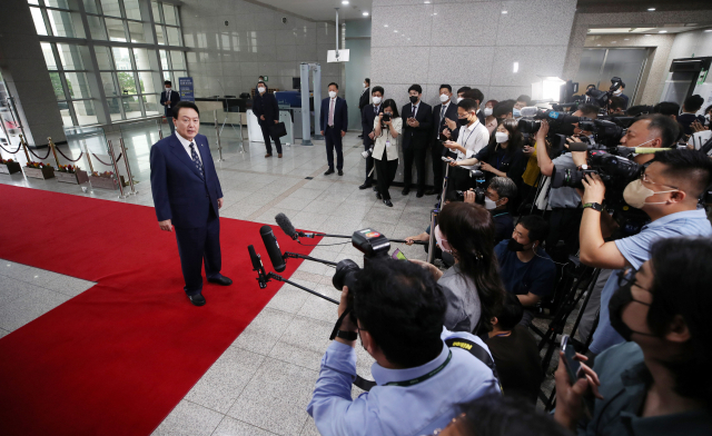 윤석열 대통령이 20일 오전 서울 용산 대통령실 청사로 출근하며 기자들의 질문에 답하고 있다. 연합뉴스