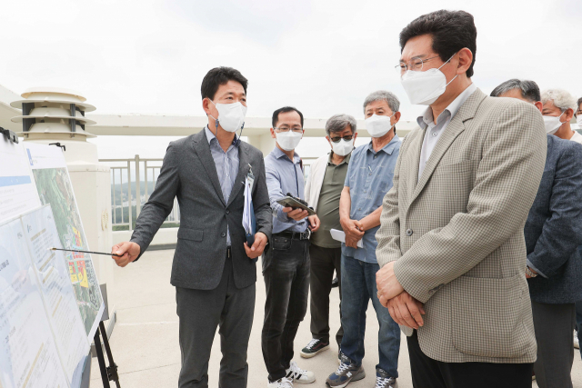 이상일 용인특례시장 당선인이 삼가2지구 주택건설사업 현장을 방문해 진입도로 문제를 보고받고 있다.