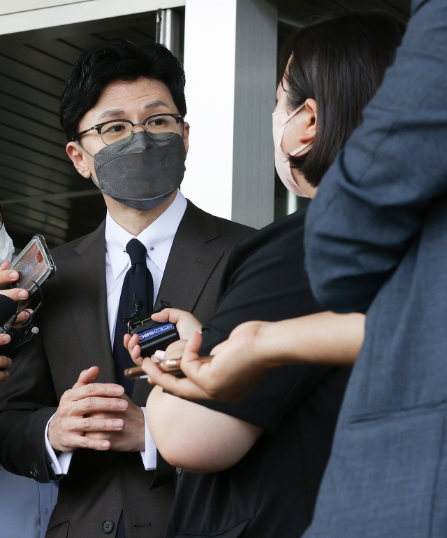 한동훈 법무부 장관이 20일 오후 정부과천청사를 나서며 질문에 답하고 있다. 연합뉴스