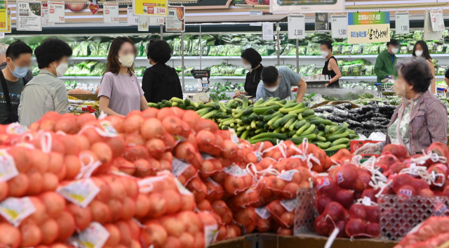 지난달 소비자물가 상승률이 전년 동월대비 5.4%로 13년 9개월 만에 가장 높은 수준을 기록하는 등 물가가 가파르게 오르고 있는 가운데 17일 서울 시내 한 마트에서 시민들이 장을 보고 있다. 성형주 기자