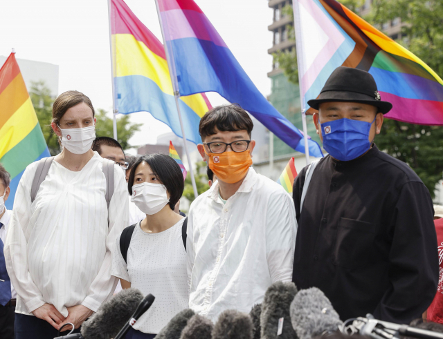 20일(현지 시간) 오사카 법원의 판결 이후 원고측이 취재진에 발언하고 있다.AP연합뉴스