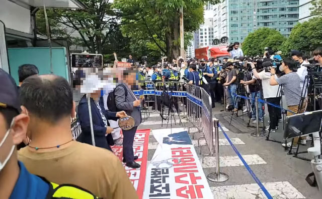 '尹 자택 앞 맞불시위' 서울의소리, 유튜브 우회채널도 '차단'