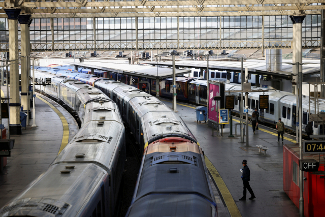 영국 철도해운노조의 파업이 시작된 21일(현지 시간) 런던 워털루역의 승차 플랫폼에 텅 빈 열차가 정지해 있다. 로이터연합뉴스