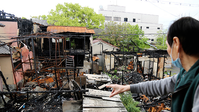 지난 4월 27일 일본 교토부 우지시 우토로 마을에서 재일 조선인 2세 정우경(81) 씨가 작년 8월 방화로 불탄 우토로 주택에 관해 설명하고 있다. 연합뉴스