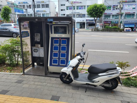 서울 구로전화국 앞에 설치된 배터리 교환형 전기오토바이 충전소. 사진 제공=서울시