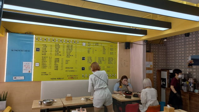21일 서울 은평구의 한 분식집에서 시민들이 점심 식사를 하고 있다. 이건율 기자