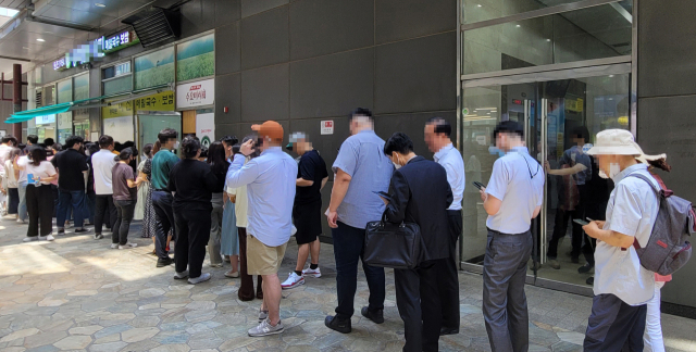 21일 오후 서울 광화문 부근 한 냉모밀 음식점 앞에서 시민들이 줄 서 있다. 연합뉴스