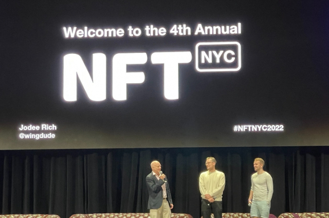 조디 리치(왼쪽부터) 크레드.NFT 최고경영자(CEO)와 카메론 베일 NFT.NYC 공동 창립자, 데빈 핀저 오픈씨 CEO가 21일(현지시간) 미국 뉴욕에서 열린 ‘NFT.NYC2022’에서 인사말을 하고 있다./뉴욕=도예리 기자
