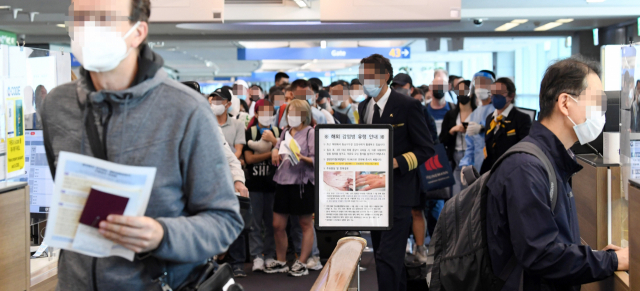 5월 27일 오전 인천국제공항 제1터미널 입국장에 해외입국자들이 검역을 받기 위해 대기하고 있다. 연합뉴스