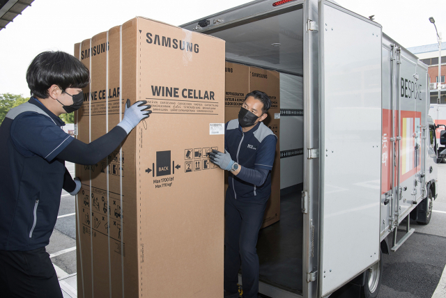 삼성전자 직원들이 고객에게 배송할 비스포크 인피니트 라인 와인 셀러 제품을 트럭에 싣고 있다. 사진제공=삼성전자