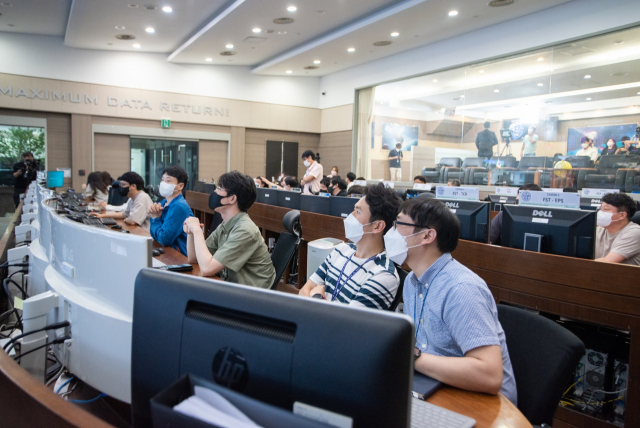 지난 21일 오후 누리호 발사 당시 대전 항공우주연구원(항우연) 위성 운영동 관제실 모습.사진제공=항우연