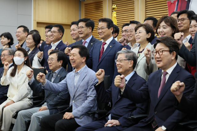 김기현(앞줄 오른쪽 세 번째) 국민의힘 의원과 김황식(〃 두 번째) 전 국무총리가 22일 국회 의원회관에서 열린 ‘혁신24 새로운 미래’ 첫 세미나에서 기념 촬영을 하고 있다. 성형주 기자