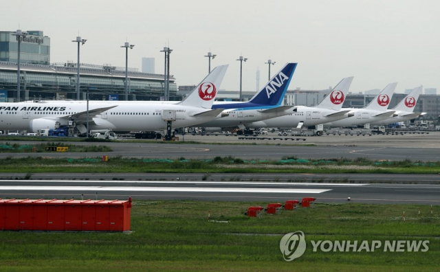 지난달 26일 오후 일본 도쿄국제공항(하네다공항)에 항공기들이 대기 중이다./연합뉴스