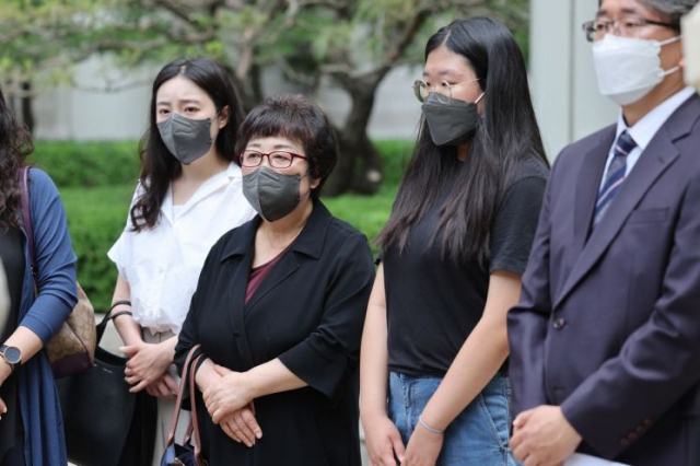 22일 오전 서울 서초구 중앙지법 앞에서 이른바 ‘윤 일병 폭행 사망 사건’의 유족이 국가배상소송 2심 선고를 마친 뒤 기자회견을 하고 있다. 연합뉴스