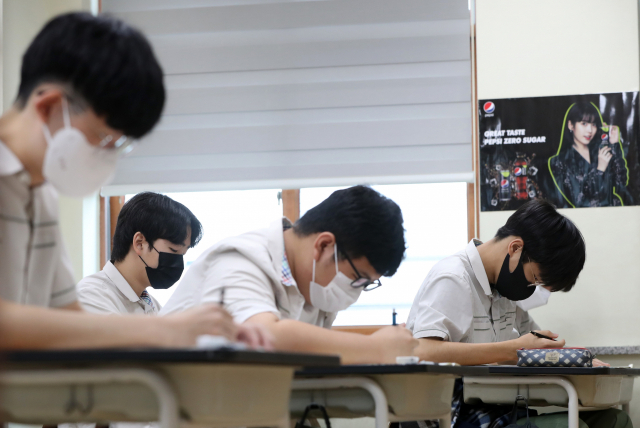 고3 학생들이 9일 강원 춘천고등학교에서 2023학년도 대학수학능력시험 6월 모의평가를 준비하고 있다. 연합뉴스