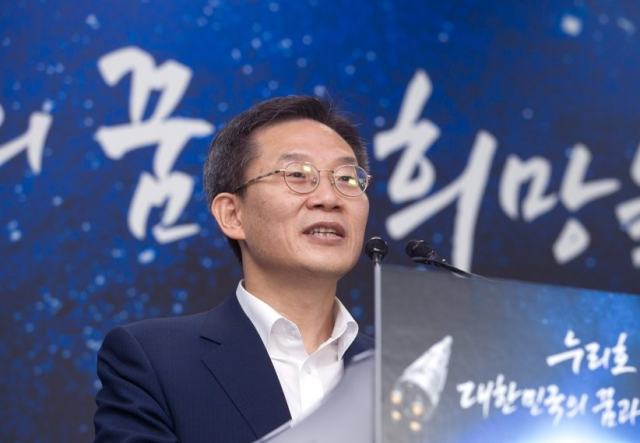 이종호 과학기술정보통신부 장관은 지난 21일 전남 고흥 나로우주센터 프레스센터에서 브리핑을 통해 한국형 최초 우주 발사체 누리호의 발사 성공을 발표했다. 연합뉴스