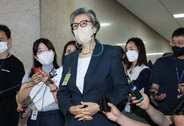 국민의힘 이양희 윤리위원장이 22일 국회에서 열린 중앙윤리위원회 도중에 잠시 회의장 밖으로 나와 취재진의 질문에 답하고 있다. 연합뉴스