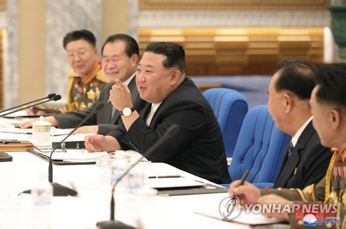 김정은 북한 국무위원장이 당 중앙군사위원회 확대회의를 주재하고 당의 군사노선과 주요 국방정책 관철 방안을 논의했다. 조선중앙통신은 22일 