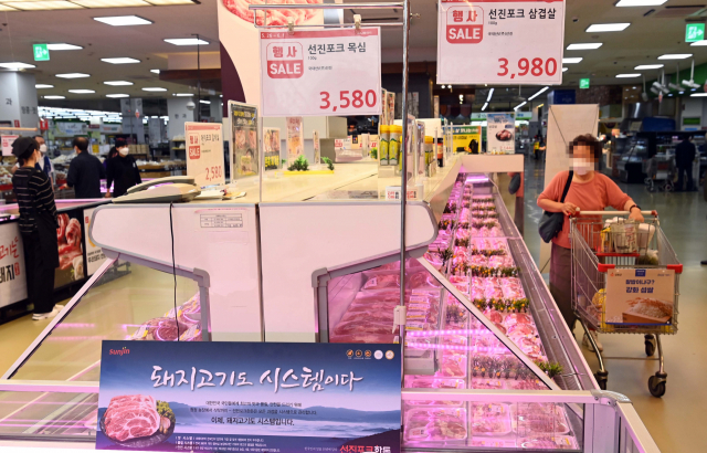 국제 곡물가격급등과 국내 아프리카돼지열병 벌생으로 육류가격이 폭등하고 있는 5월 30일 서울의 한 대형마트에서 소비자들이 크게 오른 삼겹살을 고르고 있다./이호재기자. 2022.05.30