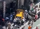 20일(현지시간) 미국 뉴욕 맨해튼의 한 카페로 돌진한 택시로 인해 차 아래에 여성들이 깔리자 시민들이 힘을 합쳐 택시를 들어 올리는 모습. 트위터 캡처
