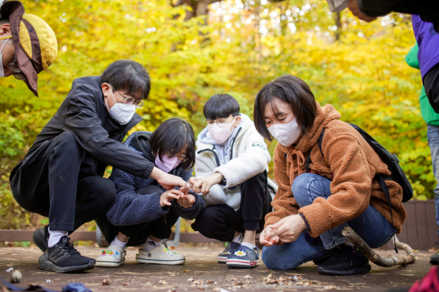 산림청은 한국숲사랑청소년단에 소속된 대원 및 지도교사와 그 가족을 대상으로 ‘가족과 함께하는 숲 속 탐방’ 프로그램을 운영한다. 사진제공=산림청