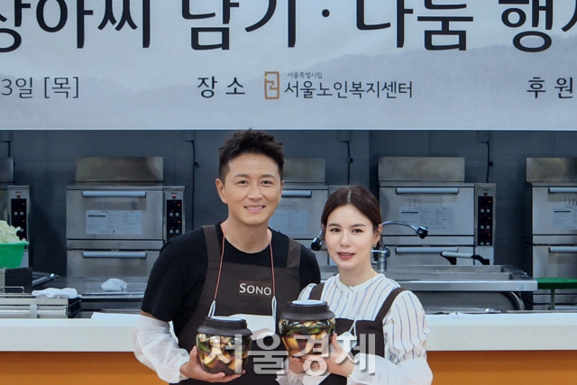 배우 진태현·박시은 부부가 23일 직접 만든 장아찌를 들어보이고 있다.