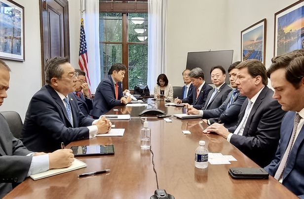 22일(현지 시간) 미국 워싱턴DC에서 구자열(왼쪽 두 번째) 무역협회 회장이 빌 해거티(오른쪽 두 번째) 테네시주 상원 의원을 만나 면담하고 있다. 사진 제공=한국무역협회