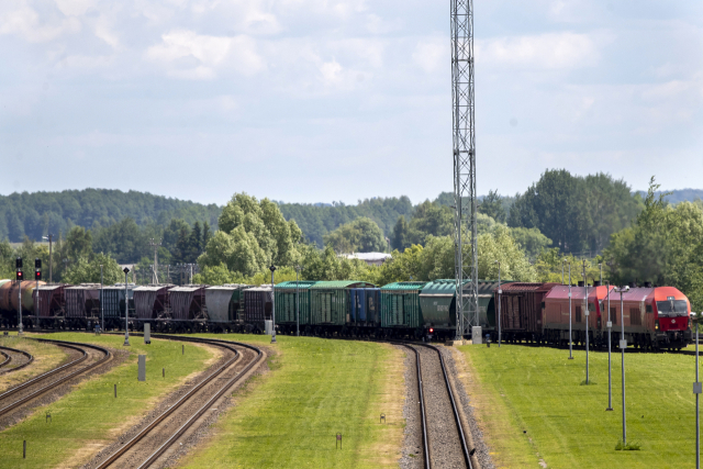 22일(현지시간) 러시아 역외 영토 칼리닌그라드로 향하던 화물 열차들이 리투아니아 빌누스 서쪽의 키바르타이 지역에 멈춰서 있다. AP연합뉴스