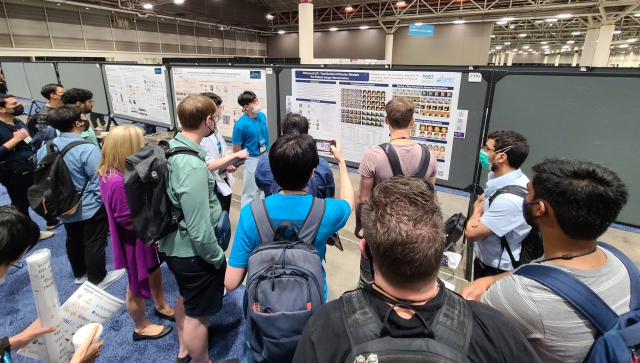 22일(현지 시간) 미국 뉴올리언스에서 열린 컴퓨터 비전과 패턴 인식 학술 대회(CVPR) 2022의 포스터 세션에서 서울대 박사과정의 김광현씨가 발표를 하자 연구자뿐만 아니라 기업 관계자들이 참여해 연구 발표를 듣고 있다. /뉴올리언스=정혜진 특파원