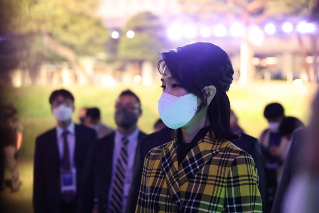 김건희 여사가 지난달 22일 저녁 청와대 대정원 야외무대에서 열린 KBS 열린음악회가 끝난 뒤 경내를 둘러보고 있다. 사진=대통령실 제공