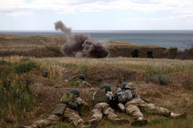 22일(현지시간) 우크라이나 남부 오데사주에서 제126 독립 향토방위군 여단 병사들이 훈련을 벌이고 있다. /연합뉴스