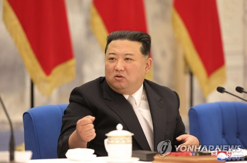 김정은 북한 국무위원장이 23일까지 사흘간 진행된 당 중앙군사위원회 확대회의에서 발언하고 있다. 연합뉴스