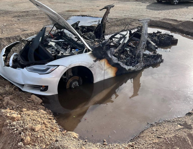 미국 캘리포니아의 한 폐차장에 방치된 테슬라 차량에서 자연발화로 추정되는 화재가 발생해 차량을 침수시켜 진압한 모습. 인스타그램 캡처