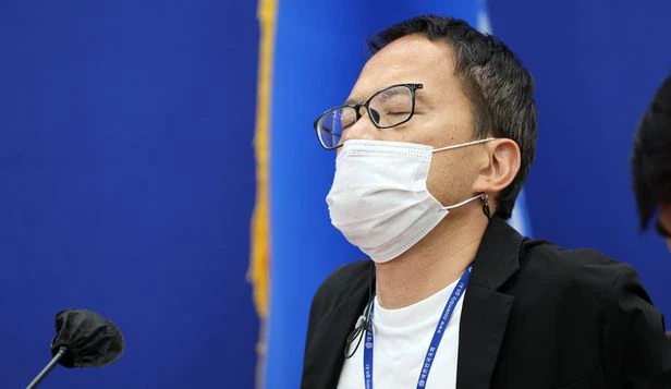 박주민 더불어민주당 의원이 지난 23일 국회에서 열린 정책조정회의에 한쪽 안경다리가 없는 안경을 착용한 채 등장했다. 연합뉴스