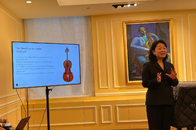강경원 세종솔로이스츠(Sejong soloists) 총감독이 22일(현지시간) 미국 뉴욕 ‘레어 바이올린 오브 뉴욕’에서 스트라디바리우스 바이올린에 대해 설명하고 있다./사진=디센터.