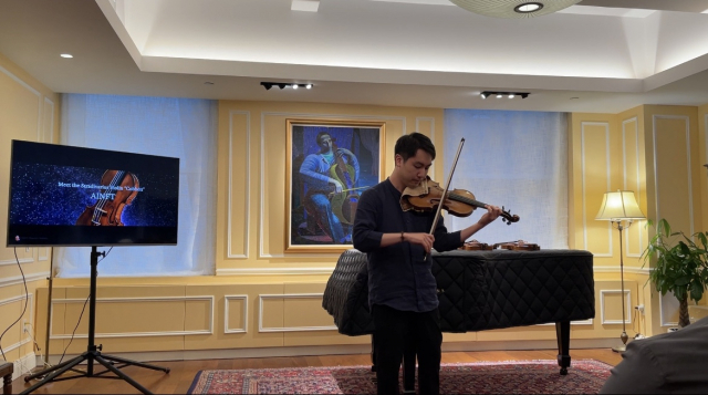 이날 스티븐 김 바이올리니스트는 총 3곡을 연주했다./사진=디센터.
